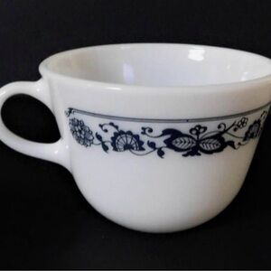 Set of two vintage pyrex mug